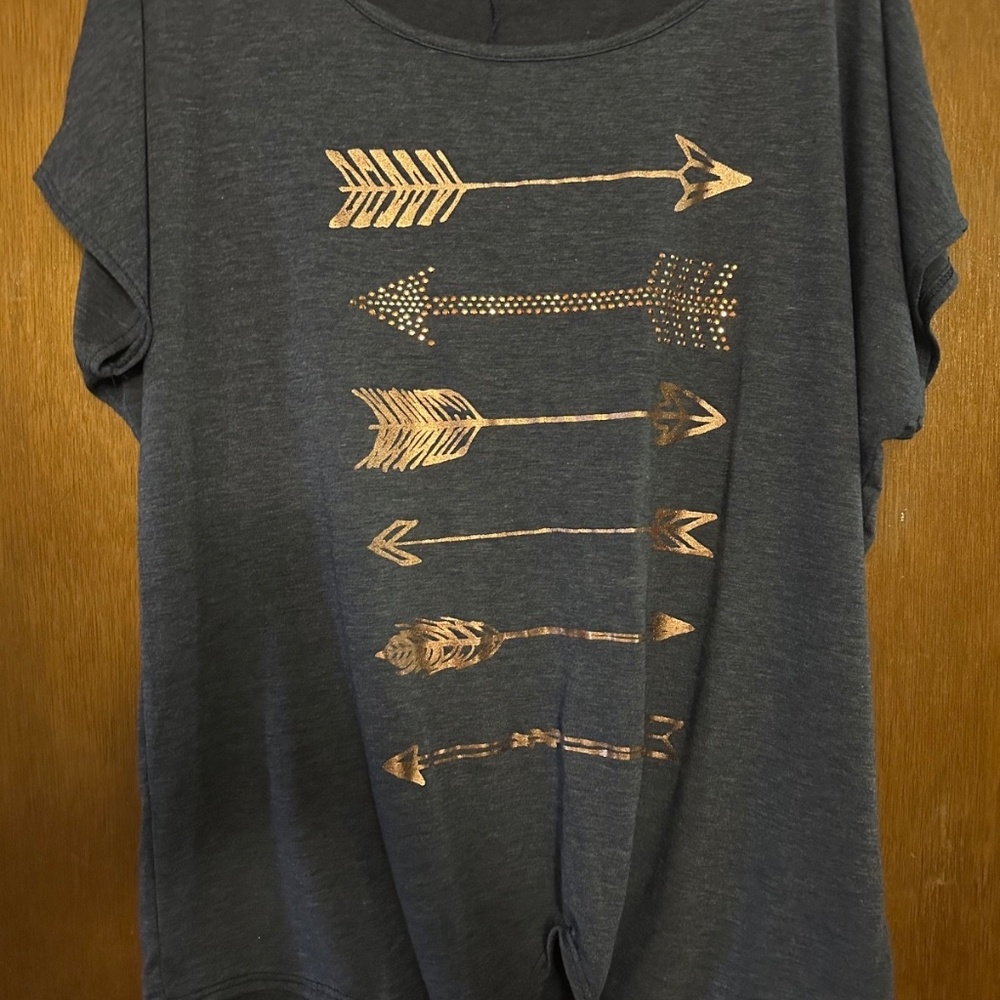 SJS Women’s 2XL Navy Blue Short Sleeve Top With Gold Arrows